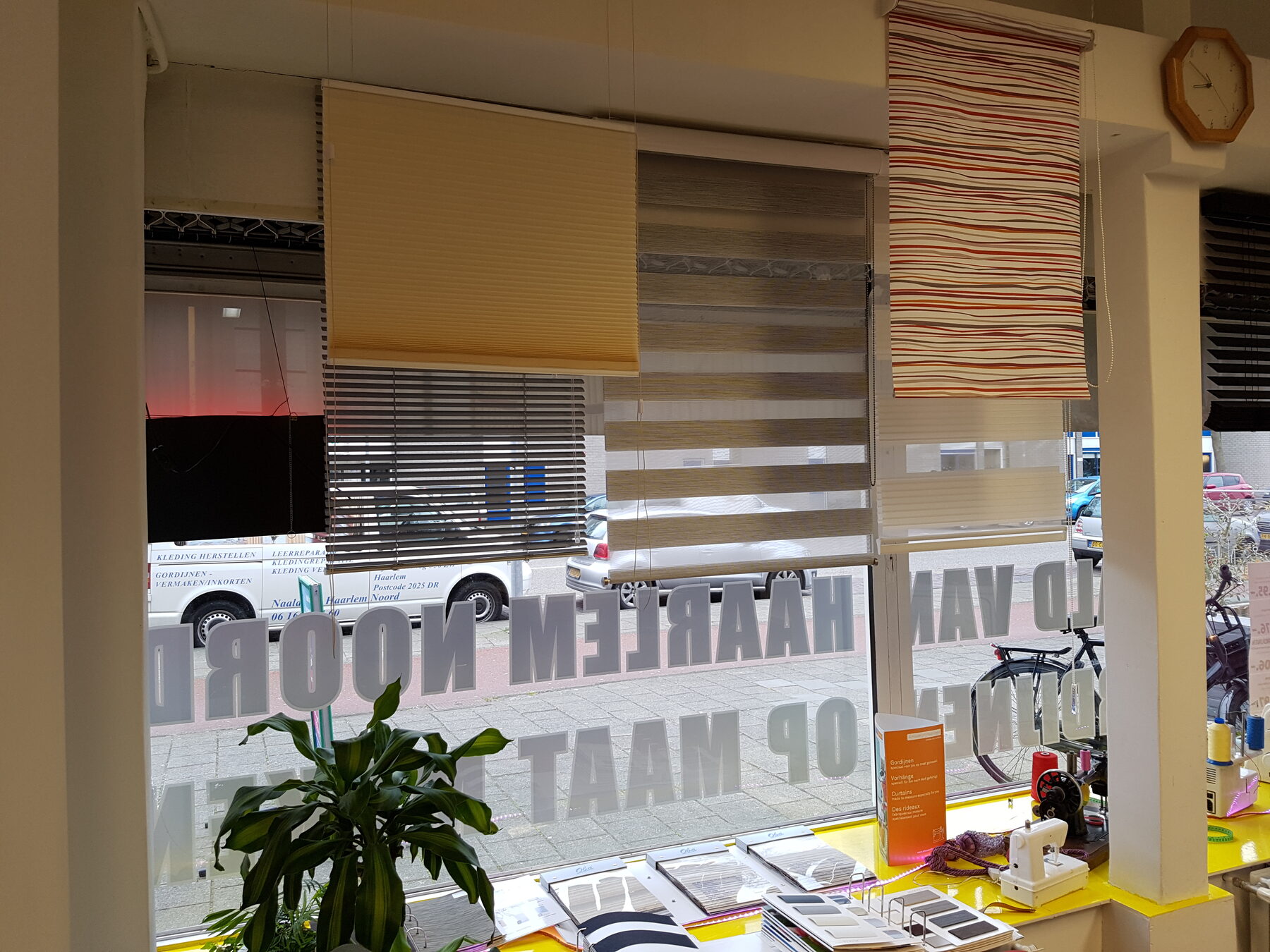Rolgordijnen, duo-rolgordijnen en plissé in de etalage van de winkel