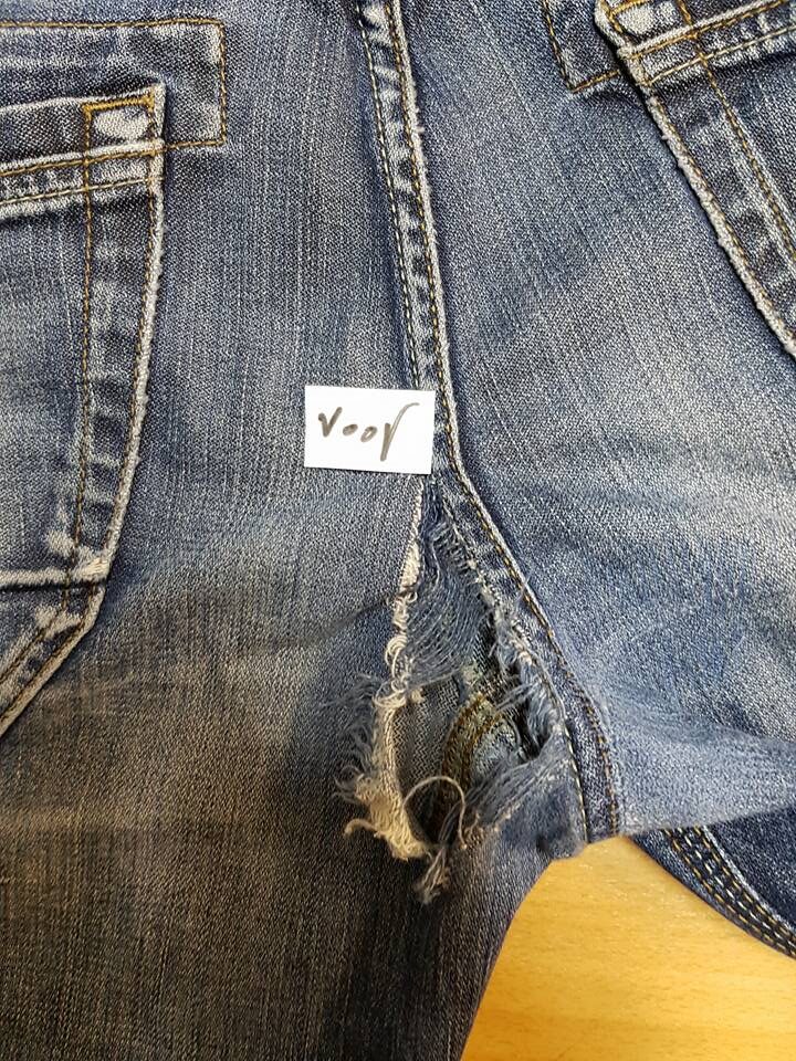 Spijkerbroek met scheur, vóór de reparatie